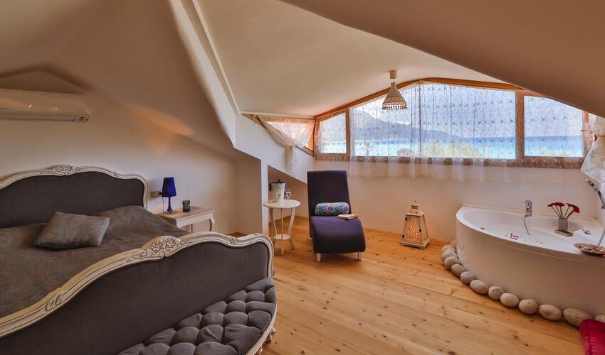 Attic room (with sea view)