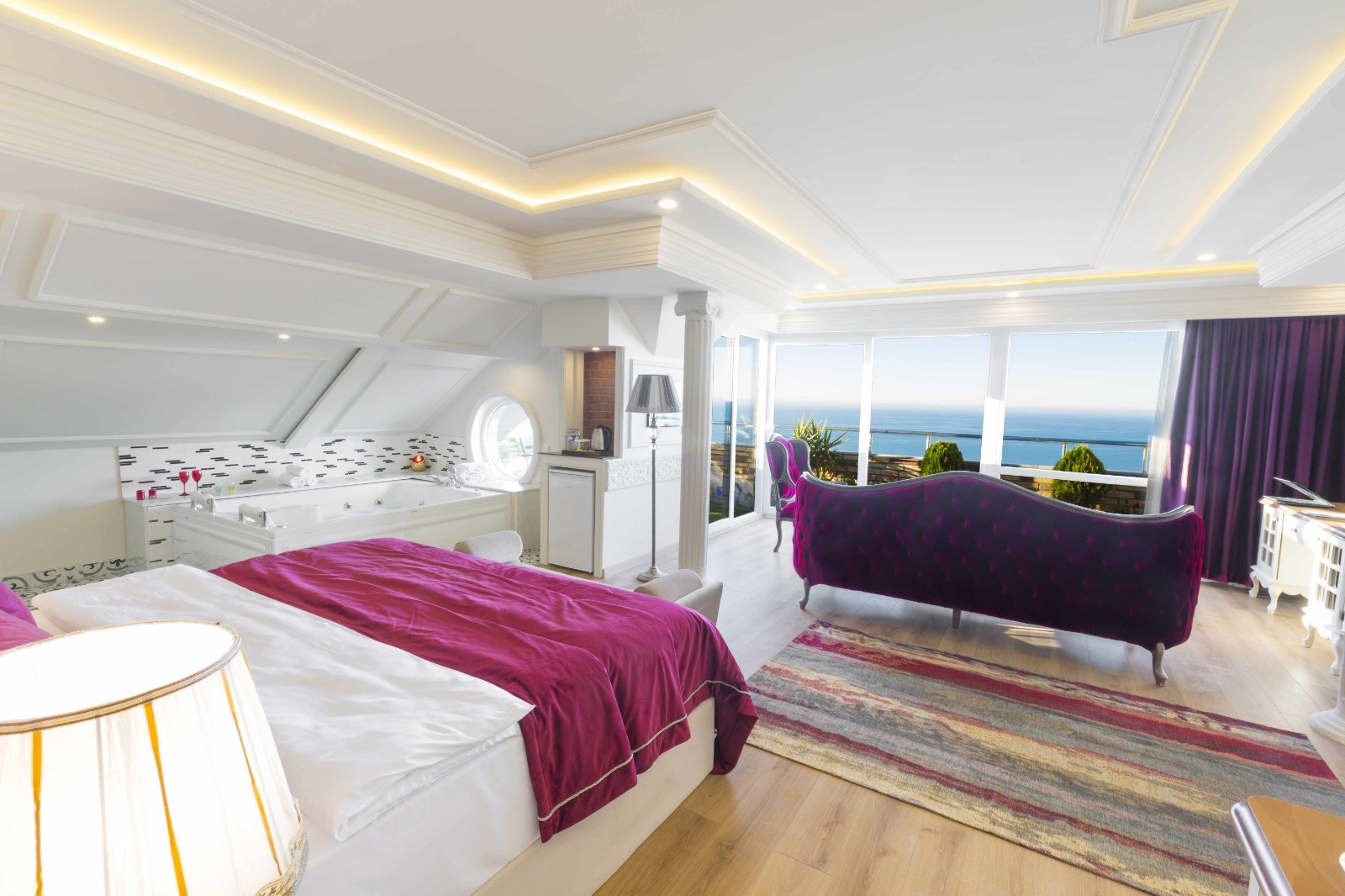 Penthouse Suite with Jacuzzi and Sea View