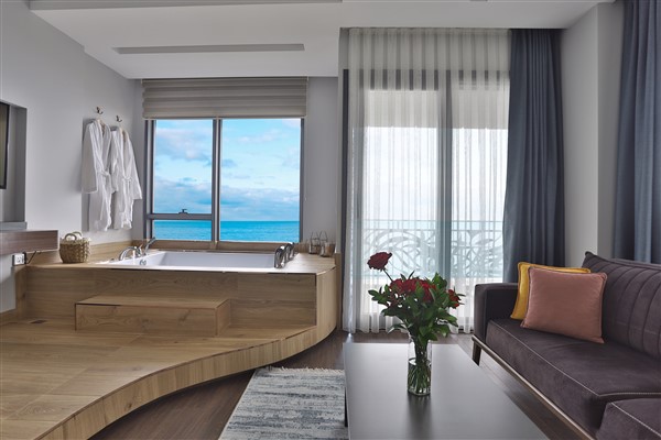 BLACKSEASUITE WITH JACUZZI AND SEA VIEW