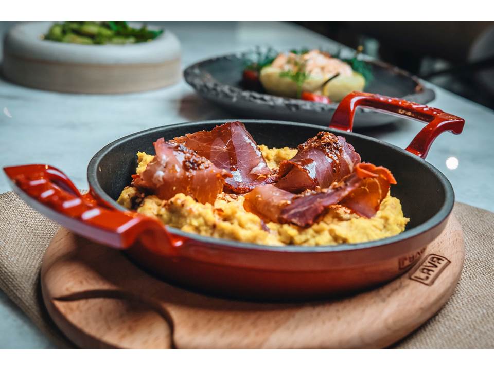 Pastırmalı sıcak humus 